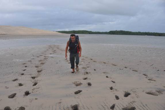 Difícil caminhanda chegando na Ilha de Lençóis, nas Reentrâncias Maranhenses - MA